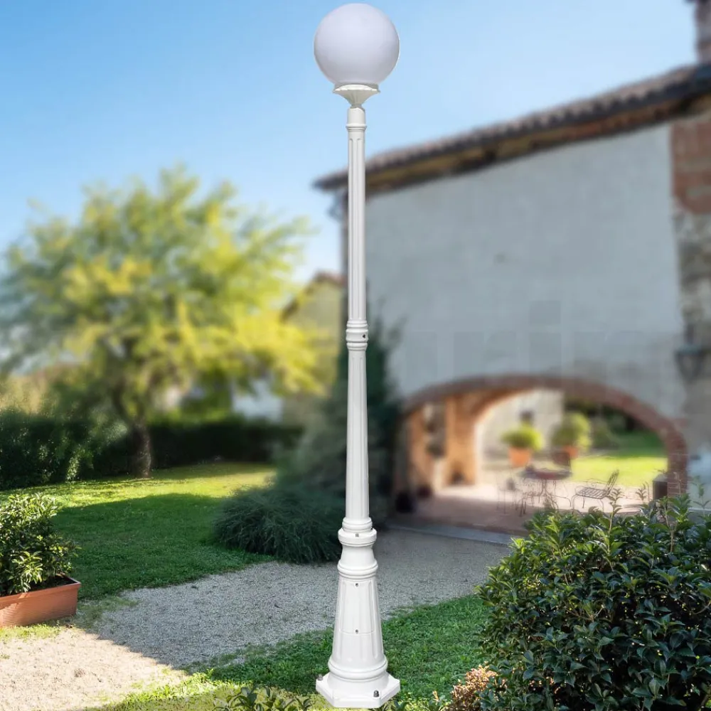 Viadurini Lighting Gartenlampion-208 cm hohe Straßenlaterne aus weißem Acryl und Aluminium, hergestellt in Italien - Trovabianco