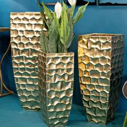 Viadurini Decor Deko Vasen-3 quadratische Vasen aus goldenem Eisen mit unregelmäßigen Reliefdekorationen - Walter