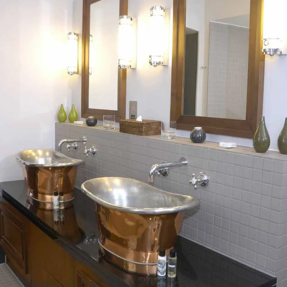 Viadurini Bathroom Kupferwaschbecken-Aufsatzwaschbecken aus Kupfer und Eisen weiß Cala