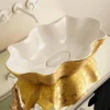 Viadurini Bathroom Farbige Waschbecken-Aufsatzwaschbecken Design aus weißer goldfarbener Keramik Cubo Italy