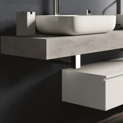 Viadurini Bathroom Badmöbel Hängend-Badezimmerkomposition in Betonfarbe und Mattweiß mit Waschbecken, Spiegel und Sockel – Palom