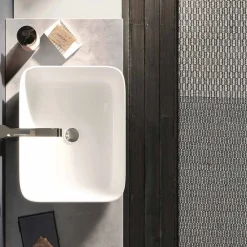 Viadurini Bathroom Badmöbel Hängend-Badezimmerkomposition in Betonfarbe und Mattweiß mit Waschbecken, Spiegel und Sockel – Palom