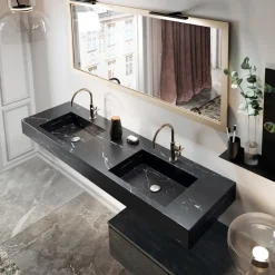 Viadurini Bathroom Badmöbel Hängend-Badezimmerkomposition komplett mit Spiegel und Doppelwaschbecken, hergestellt in Italien – Palom