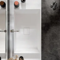 Viadurini Bathroom Badmöbel Hängend-Badezimmerkomposition mit Sockel, Spiegel und Waschbecken aus Kunstharz, hergestellt in Italien – Kilos