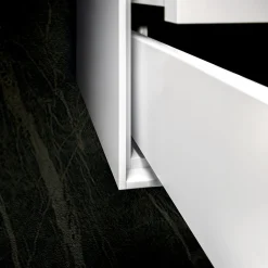 Viadurini Bathroom Badmöbel Hängend-Badezimmerkomposition mit Sockel, Spiegel und Waschbecken aus Kunstharz, hergestellt in Italien – Kilos