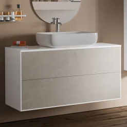 Viadurini Bathroom Badmöbel Hängend-Badezimmerkomposition mit Sockel aus Havanna-Stein, Spiegel und Waschbecken, hergestellt in Italien – Kilos