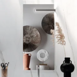 Viadurini Bathroom Badmöbel Hängend-Badezimmerkomposition mit Spiegel, Harzwaschbecken und Sockel, hergestellt in Italien – Palom