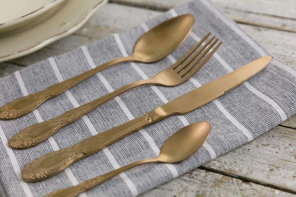 Viadurini Kitchen Besteck Set-Besteckset Farbiger Satinstahl Komplettes 24-teiliges Design - Fantasie