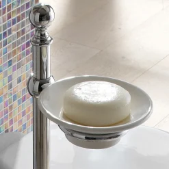 Viadurini Bathroom Badetuchhalter-Bodenhandtuchhalter mit Seifenschale aus Messing und Vintage-Keramik - Rouen