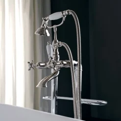 Viadurini Bathroom Badewannearmaturen-Bodenstehendes Badewannenset mit Handtuchhalter und Handbrause. Hergestellt in Italien – Turin