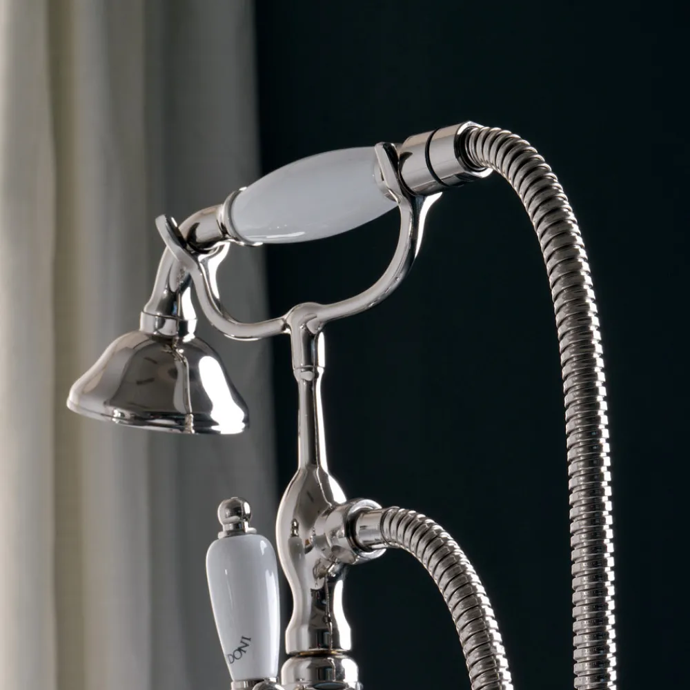 Viadurini Bathroom Badewannearmaturen-Bodenstehendes Badewannenset mit Handtuchhalter und Handbrause. Hergestellt in Italien – Turin