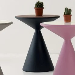 Viadurini in the Garden Garten Beistelltisch-Couchtisch für den Außenbereich aus farbigem Polyethylen mit Innenfach - Akut