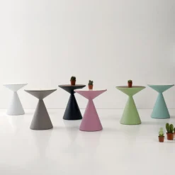 Viadurini in the Garden Garten Beistelltisch-Couchtisch für den Außenbereich aus farbigem Polyethylen mit Innenfach - Akut