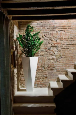 Viadurini Living Deko Vasen-Dekorative Vase aus Polyethylen im quadratischen Design Hergestellt in Italien - Bonina