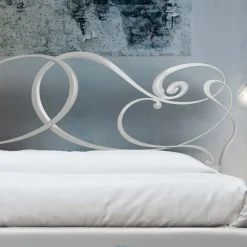 Viadurini Night Design Polsterbetten-Doppelbett mit Eisenkopfteil und gepolstertem Bettrahmen, hergestellt in Italien – Kenzo