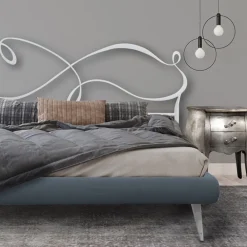 Viadurini Night Design Schlafzimmer Komplett-Doppelbett mit eisernem Kopfteil, 2 Nachttischen und Matratze – Design