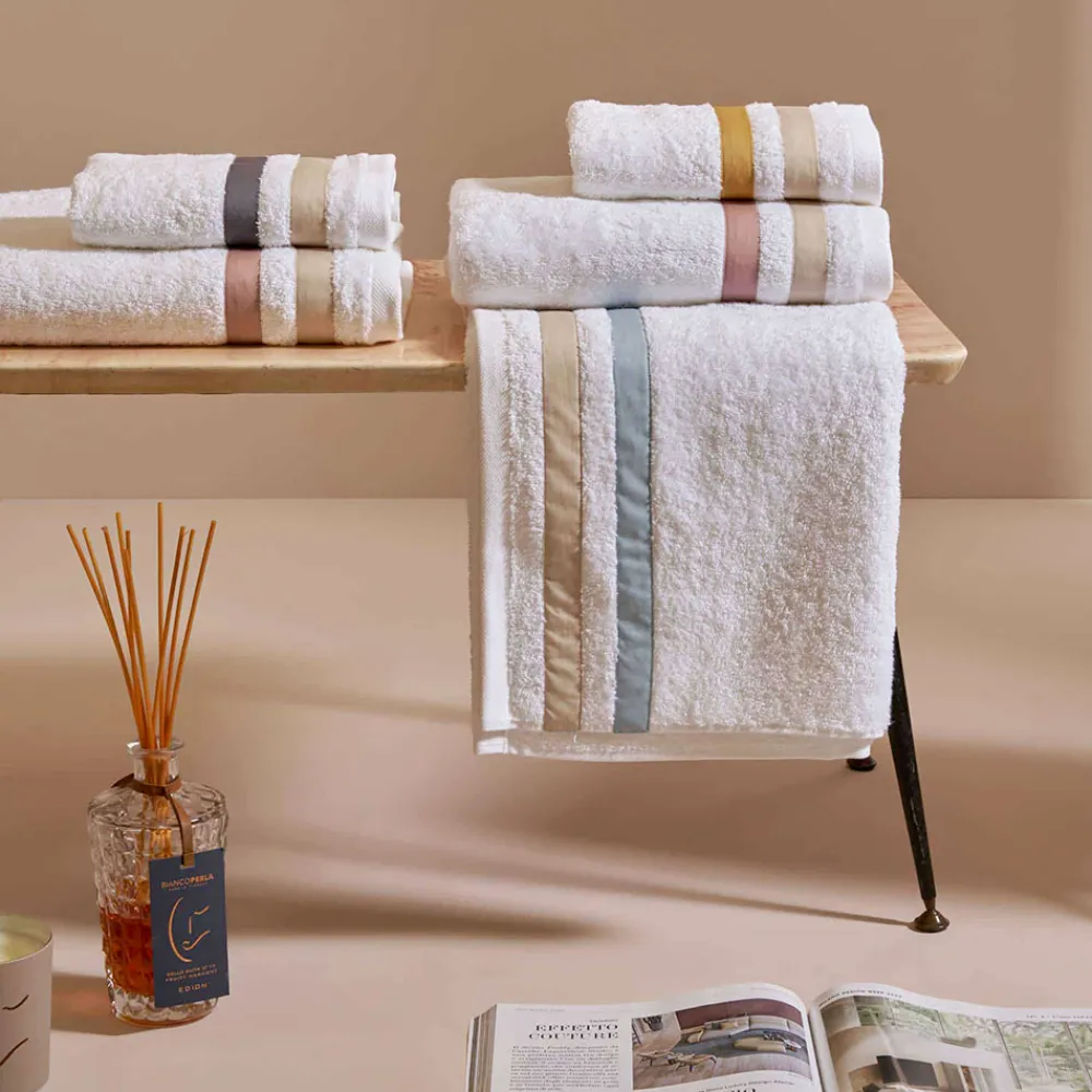 Viadurini Textile Handtücher-Duschtuch aus Baumwollfrottee mit doppelter Rüsche aus Baumwollperkal - Serenity