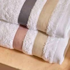 Viadurini Textile Handtücher-Duschtuch aus Baumwollfrottee mit doppelter Rüsche aus Baumwollperkal - Serenity