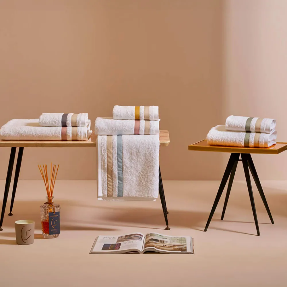 Viadurini Textile Handtücher-Duschtuch aus Baumwollfrottee mit doppelter Rüsche aus Baumwollperkal - Serenity