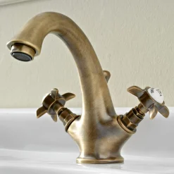 Viadurini Taps Waschbeckenarmaturen-Einlocharmatur für klassisches Waschbecken aus Messing und Schmetterlingsgriffen - Miriano