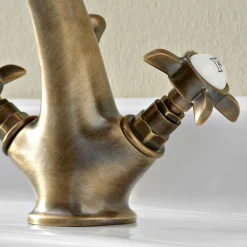 Viadurini Taps Waschbeckenarmaturen-Einlocharmatur für klassisches Waschbecken aus Messing und Schmetterlingsgriffen - Miriano