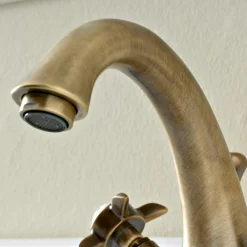 Viadurini Taps Waschbeckenarmaturen-Einlocharmatur für klassisches Waschbecken aus Messing und Schmetterlingsgriffen - Miriano