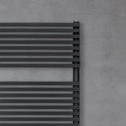 Viadurini Radiators Handtuchheizkörper Elektrisch-Elektrischer Handtuchwärmer aus Stahl mit tiefschwarzer Oberfläche, hergestellt in Italien – Brownies