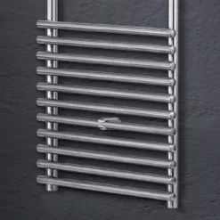 Viadurini Radiators Handtuchheizkörper Elektrisch-Elektrischer Handtuchwärmer aus satiniertem Stahl, hergestellt in Italien – Peel