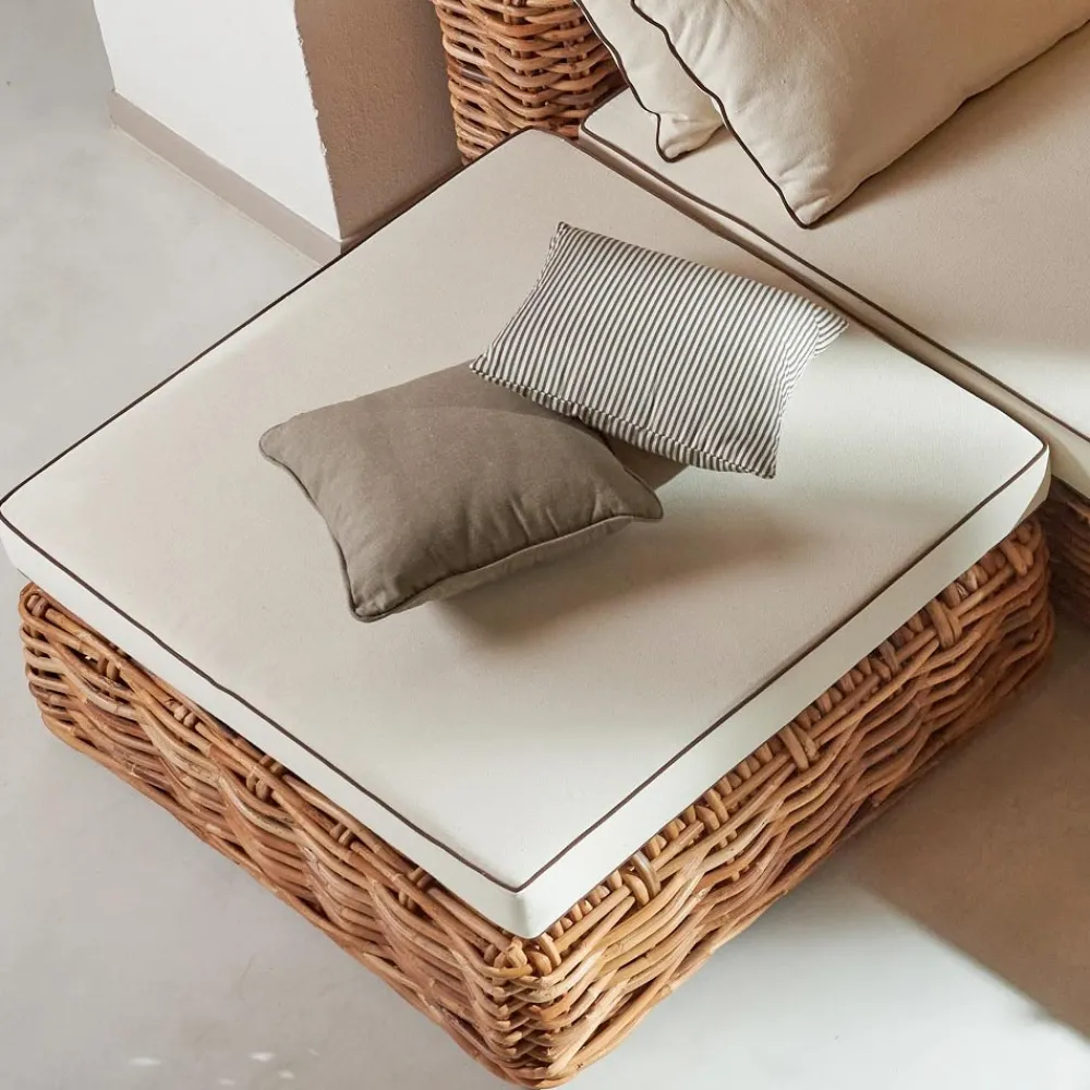 Viadurini in the Garden Garten Beistelltisch-Garten-Couchtisch-Hocker aus natürlichem Rattan mit Kissen inklusive - Keira