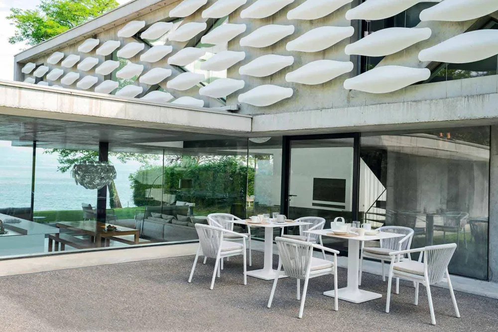 Varaschin Gartenstühle Metall-Gartenstuhl mit Armlehnen Stapelbar gepolstert H 78cm - Smart von