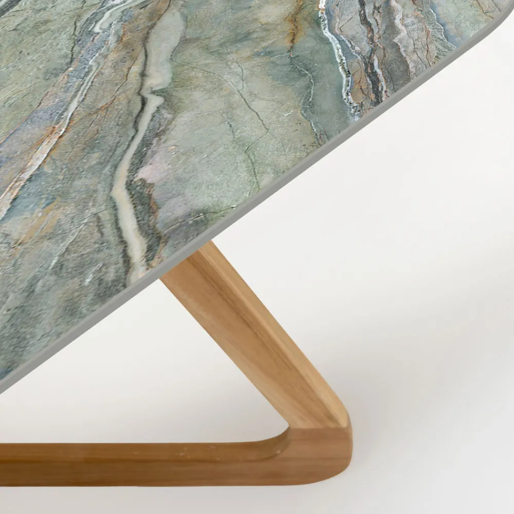 Viadurini in the Garden Gartentische Fest|Gartentische Aus Teakholz-Gartentisch mit Holzsockel und Royal Peacock-Keramikplatte - Infinity