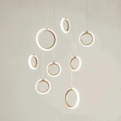 Viadurini Lighting Moderne Kronleuchter-Hängender Kronleuchter aus goldfarben lackiertem Metall mit 8 LED-Lichtern – Zeder