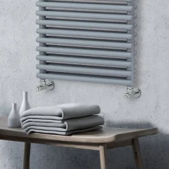 Viadurini Radiators Handtuchheizkörper Wasser-Hydraulischer Handtuchwärmer mit 4 Reihen horizontaler Elemente, hergestellt in Italien – Meringue