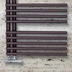 Viadurini Radiators Handtuchheizkörper Wasser-Hydraulischer Handtuchwärmer aus Kohlenstoffstahl, hergestellt in Italien – Sauerkirschen