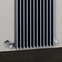 Viadurini Radiators Heizkörper Hydraulisch-Hydraulischer Heizkörper mit doppelter Reihe flacher Elemente, hergestellt in Italien – Mazedonien