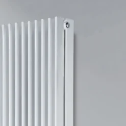 Viadurini Radiators Heizkörper Hydraulisch-Hydraulischer Heizkörper mit flachen Elementen aus verkehrsweißem Stahl – Pflaume