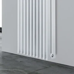 Viadurini Radiators Heizkörper Hydraulisch-Hydraulischer Heizkörper mit flachen Elementen aus verkehrsweißem Stahl – Pflaume