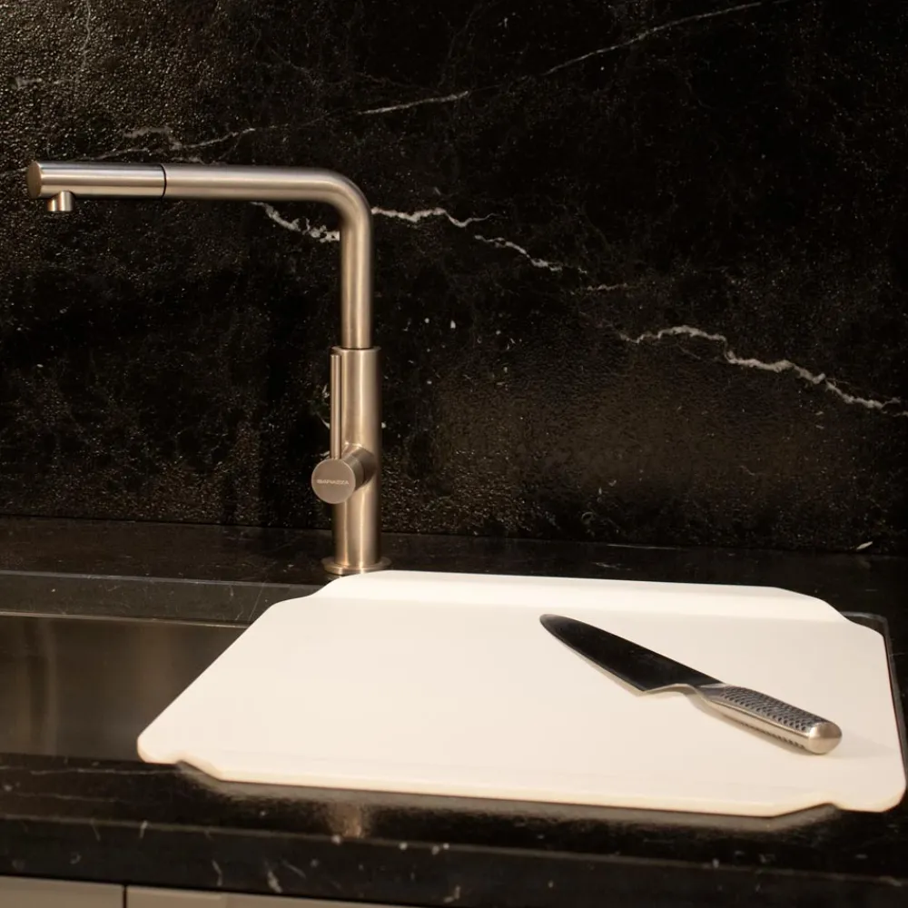 Viadurini Kitchen Küchenzubehör-Küchentablett oder Schneidebrett aus weißem Corian Made in Italy Design - Ivanova