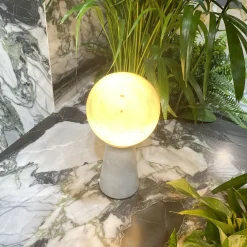 Viadurini Lighting Moderne Tischlampen-Konische Lampe mit weißer Kugel und Marmorsockel Made in Italy - Tobio