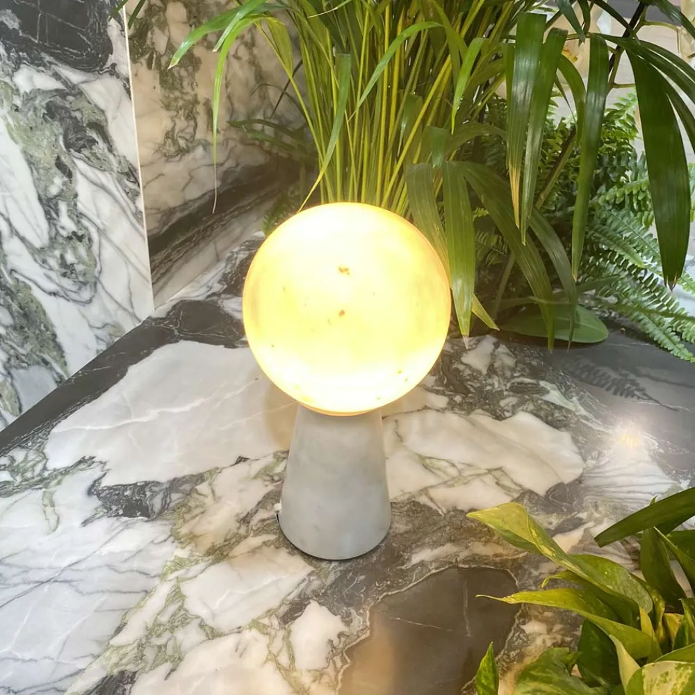 Viadurini Lighting Moderne Tischlampen-Konische Lampe mit weißer Kugel und Marmorsockel Made in Italy - Tobio