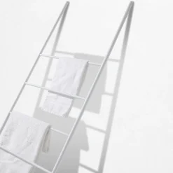 Viadurini Bathroom Badetuchhalter-Leiter mit fünf Sprossen aus schwarzem oder weißem Metall - Ufo