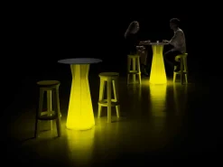 Viadurini in the Garden Lichtmöbel|Garten Beistelltisch-Leuchtender Tisch im Freien mit LED-Sockel und HPL-Platte Hergestellt in Italien - Tinuccia