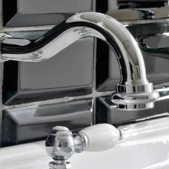 Viadurini Taps Waschbeckenarmaturen-3-Loch-Waschtischbatterie mit Messingablauf im klassischen Handwerksstil - Noriana