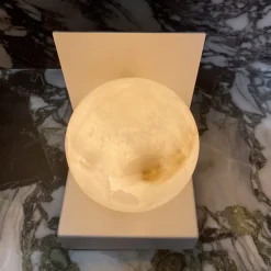 Viadurini Lighting Design Tischlampen-Metalllampe mit weißer Kugel aus Satinmarmor Made in Italy - Issei