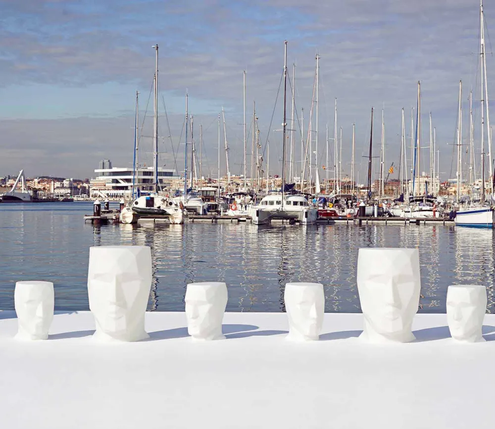 Vondom Gartentische Fest-Moderner, gesichtsförmiger Outdoor-Tisch Adan von aus Polyethylen