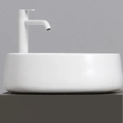 Viadurini Bathroom Keramikwaschbecken-Modernes quadratisches Aufsatzwaschbecken aus farbiger Keramik Made in Italy - Cordino