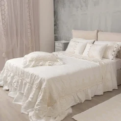 Viadurini Textile Kissenbezüge-Quadratischer Kissenbezug aus weißem Leinen mit dekorativer Spitze an den Kanten und Volants - Priscilla