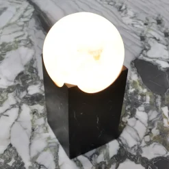 Viadurini Lighting Design Tischlampen-Rechteckige Lampe mit weißer Kugel und Marmorsockel Made in Italy - Koshi