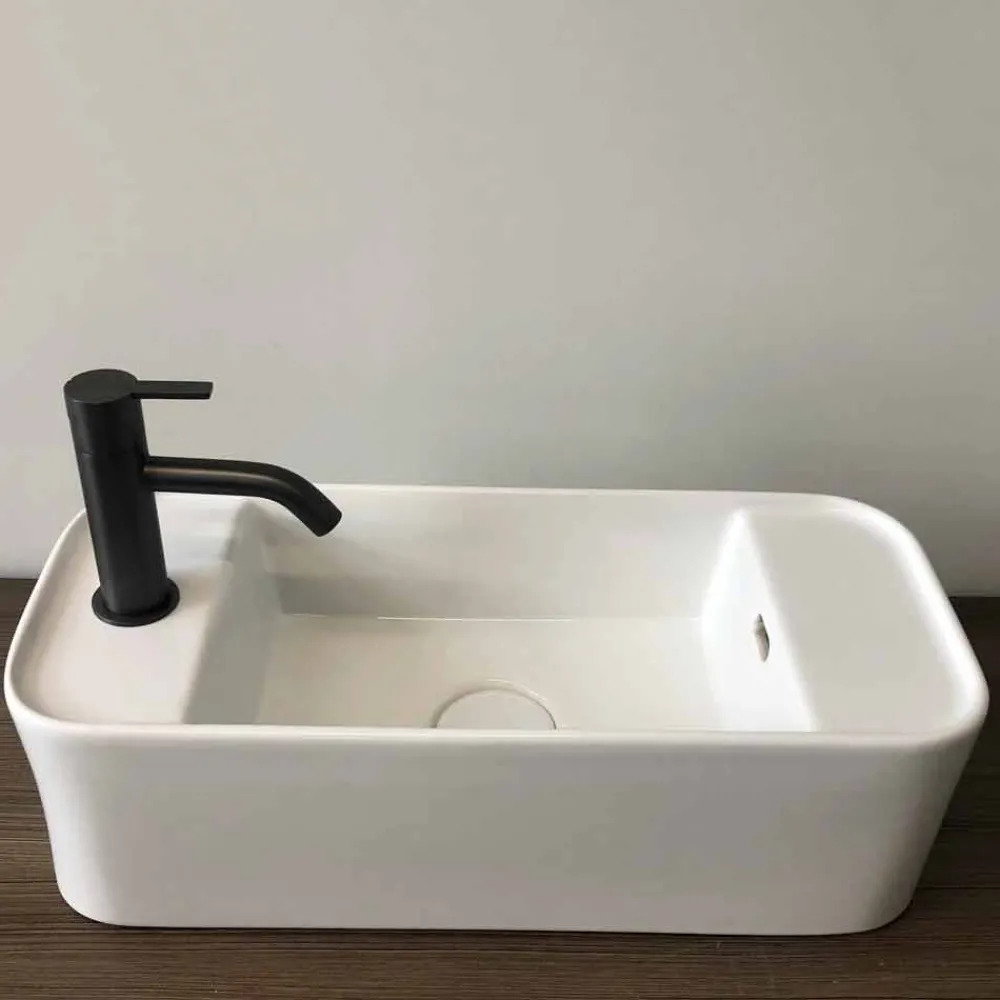 Viadurini Bathroom Keramikwaschbecken-Rechteckiges Aufsatzwaschbecken aus farbiger Keramik Made in Italy - Kino