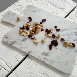 Viadurini Kitchen Küchenzubehör-Rechteckiges Schneidebrett aus weißem Carrara-Marmor Made in Italy - Ukai